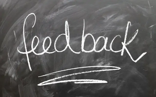 Le mot "feedback" écrit au tableau