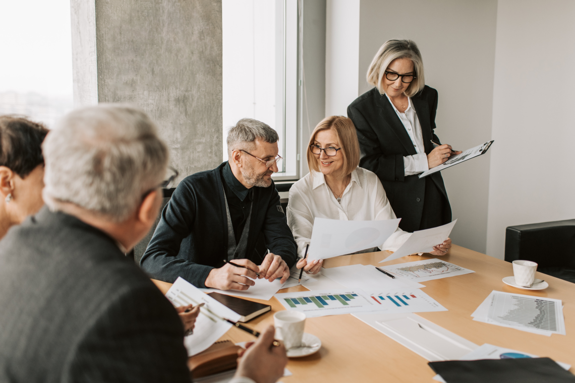 Un equipo de marketing de productos que trabaja conjuntamente en una estrategia de marketing de productos