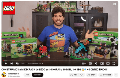 influencer de youtube mostrando sets de lego
