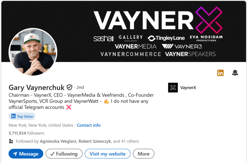 O perfil de Gary Vaynerchuk no LinkedIn é um exemplo perfeito de como criar uma introdução envolvente e impactante no LinkedIn.