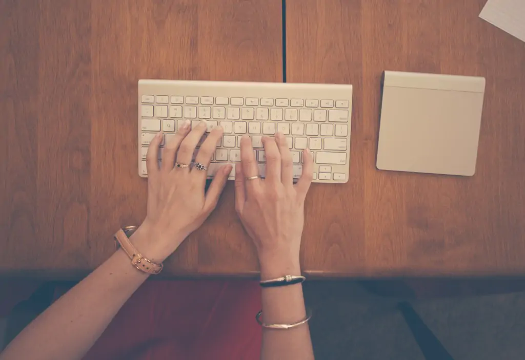 hands-woman-apple-desk