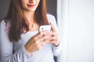 mujer-teléfono-smartphone-chica-tecnología