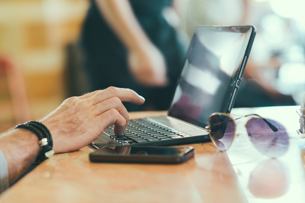 sunglasses-hand-smartphone-desk