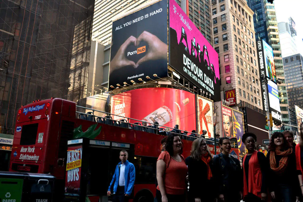 Un anuncio clasificado G en medio de Times Square pornhub