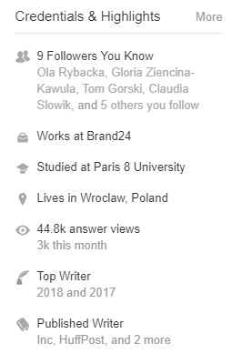 Sección Credenciales y aspectos destacados de una página de perfil de Quora de calidad.
