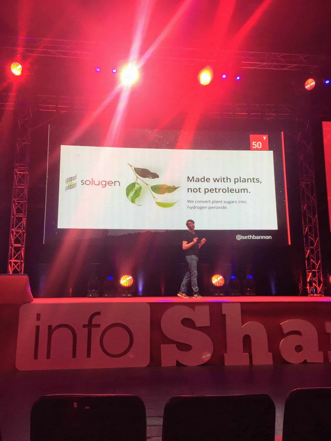 Seth Bannon sur la scène de la conférence Infoshare