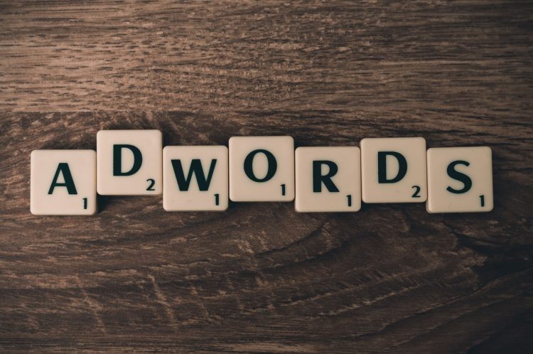 lettres d'un jeu épelées en un mot Adwords