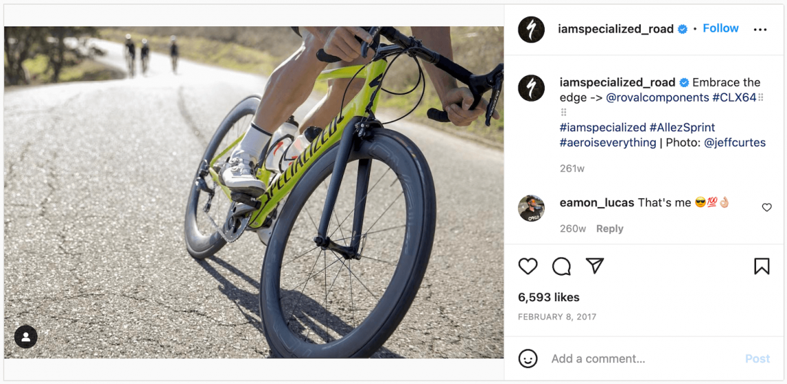 Captura de pantalla de una publicación de Instagram de Specialized (fabricante de bicicletas) con hashtags de marca.