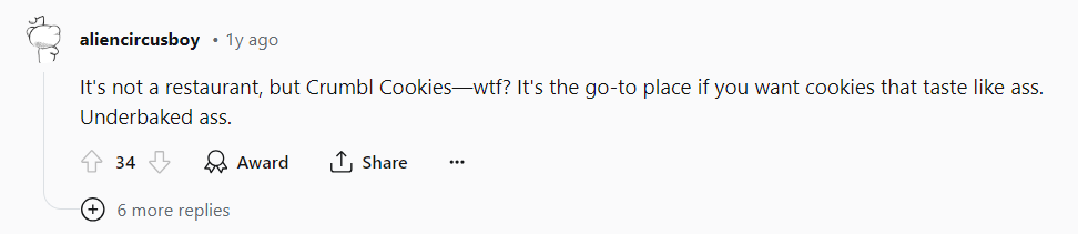 Opinión negativa sobre Crumbl Cookies en un comentario en Reddit